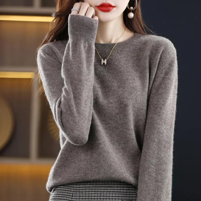 Suéter de malha feminino, decote redondo, peça essencial para um look casual e elegante de inverno.