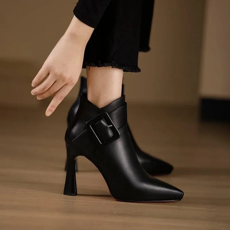 Botins femininos pretos elegantes, com fivela e salto, ideais para look versátil e confortável de outono.
