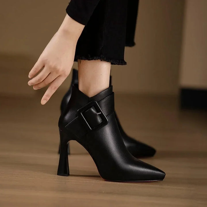 Botins femininos pretos elegantes, com fivela e salto, ideais para look versátil e confortável de outono.