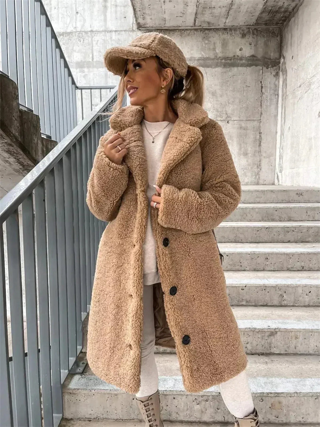Casaco teddy feminino elegante, quente e confortável, ideal para o inverno.