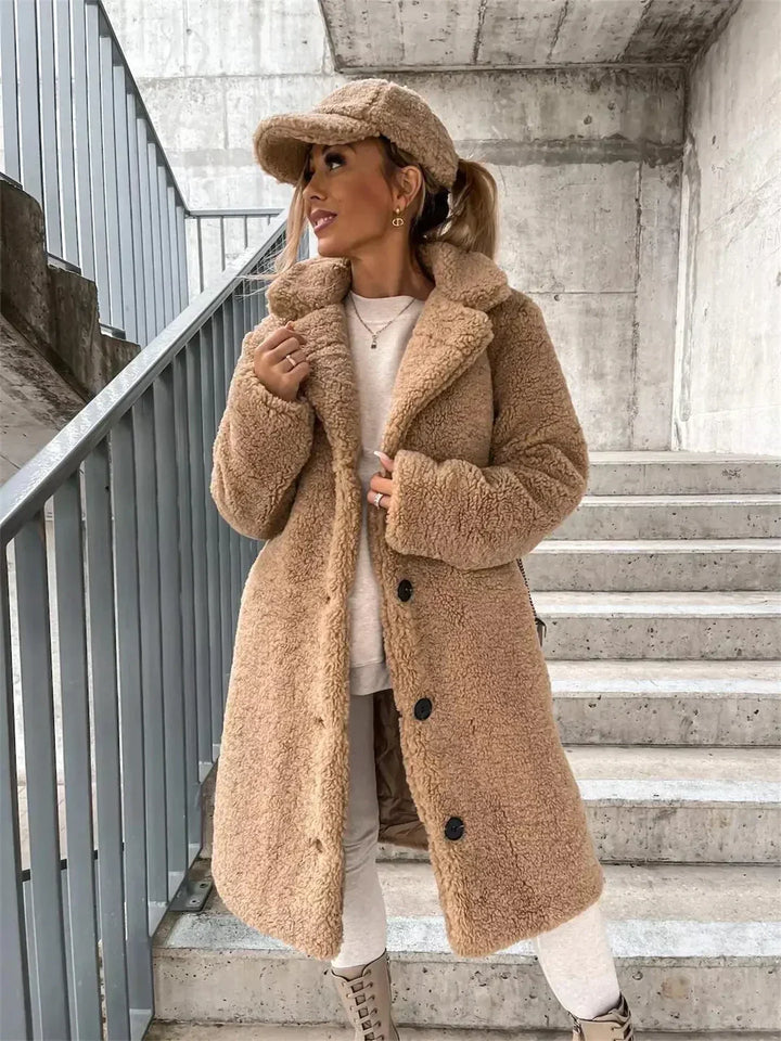 Casaco teddy feminino elegante, quente e confortável, ideal para o inverno.