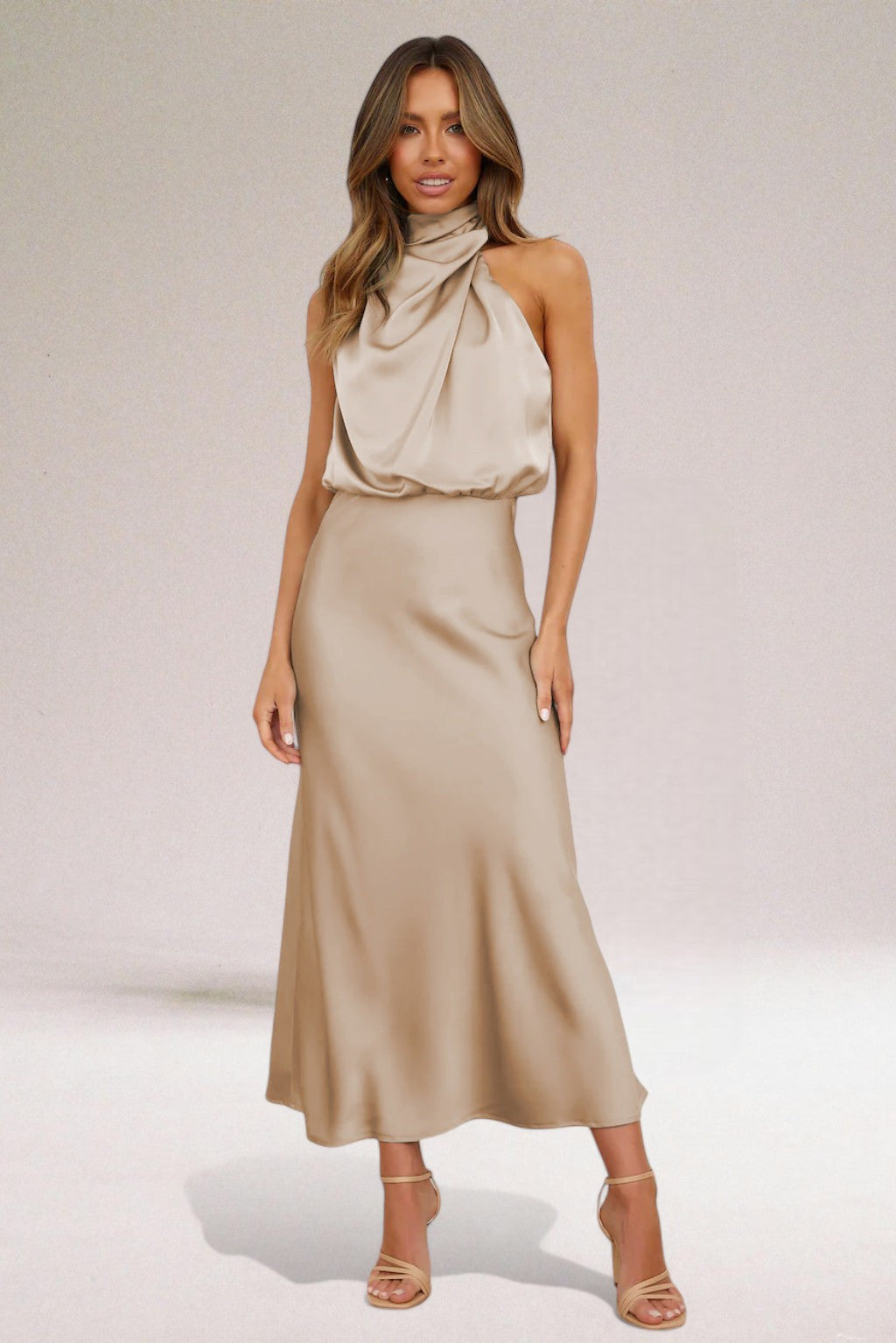 Moda festa: vestido feminino longo e versátil, decote halter, perfeito para eventos elegantes.