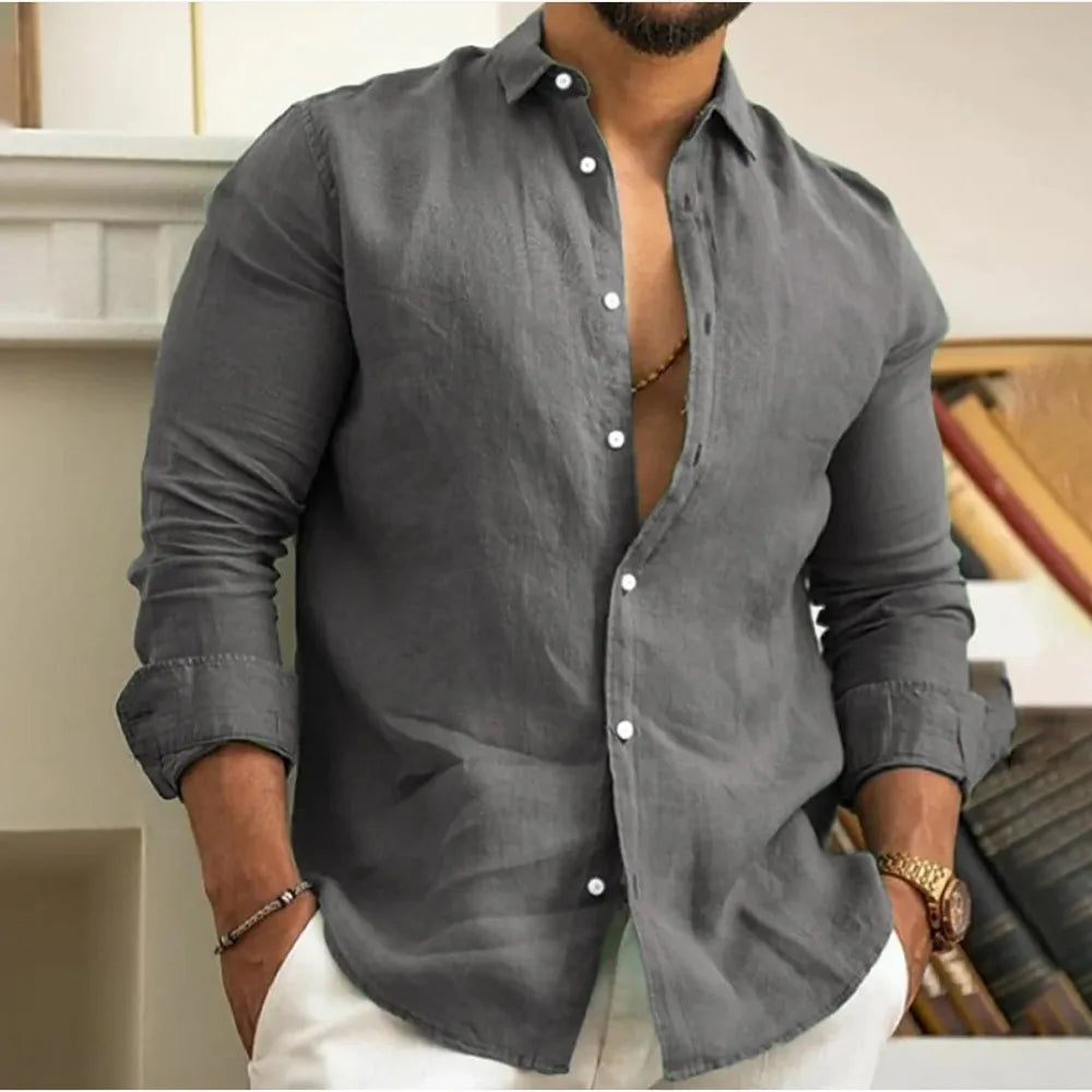 Homem usando camisa masculina leve de verão, estilo casual chic, exibindo elegância e conforto para a estação.