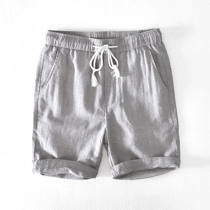 Roupa masculina de verão: shorts casuais com cintura ajustável, proporcionando conforto para dias quentes e passeios.