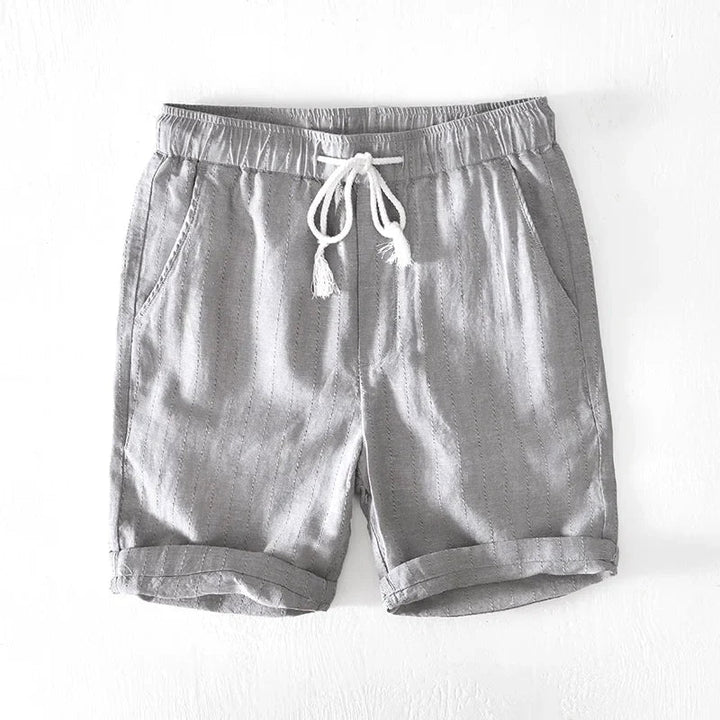Roupa masculina de verão: shorts casuais com cintura ajustável, proporcionando conforto para dias quentes e passeios.