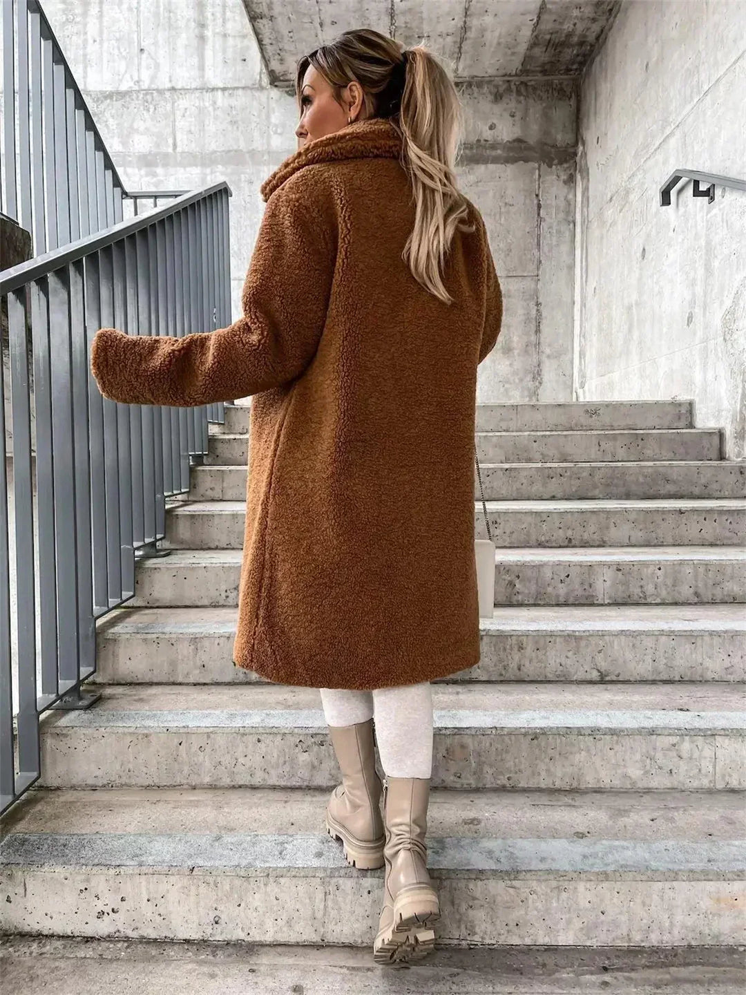 Agasalho feminino quente e versátil, casaco teddy para inverno elegante.