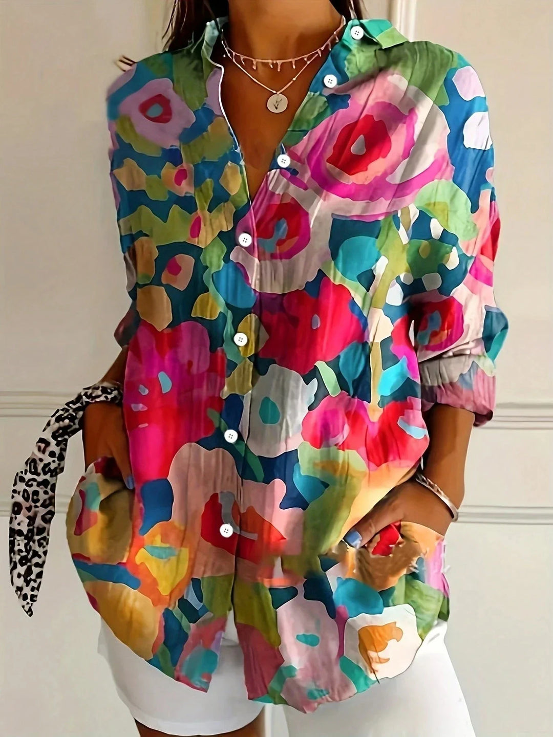 Blusa feminina colorida Annika, peça versátil e estampada para moda casual, perfeita para o verão.