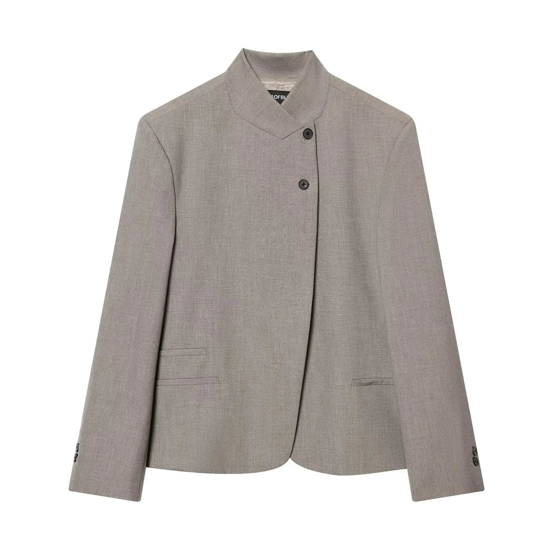 Blazer feminino preto clássico, peça versátil para moda social e ocasiões formais.