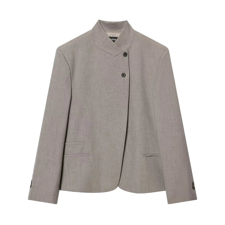 Blazer feminino preto clássico, peça versátil para moda social e ocasiões formais.