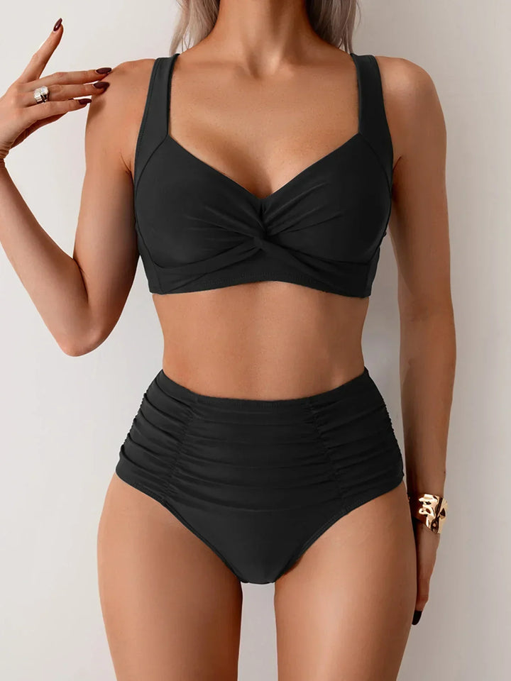 Biquíni feminino sem alça cai-cai, com detalhes de babados para um look elegante na praia.