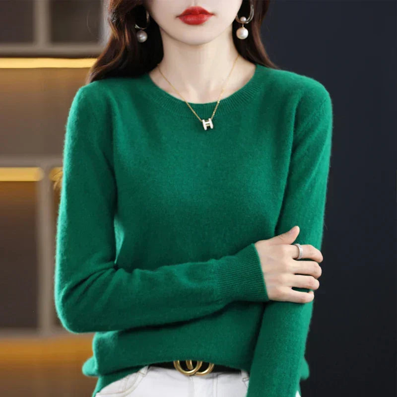 Suéter feminino versátil, decote redondo, peça chave para qualquer guarda-roupa de inverno.