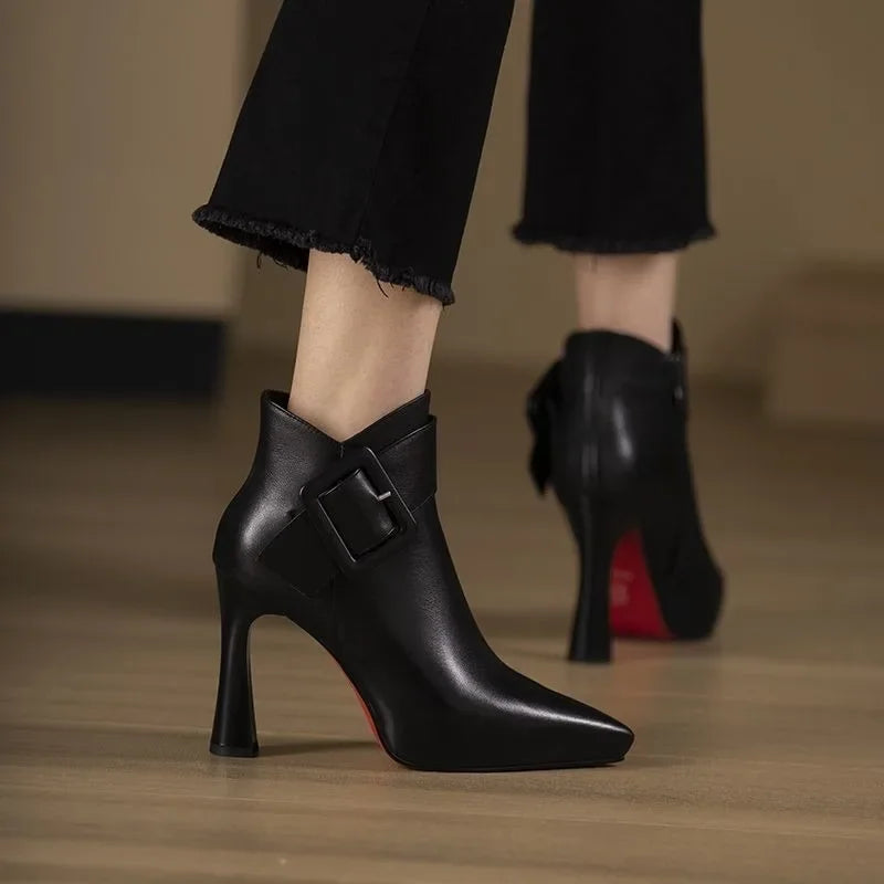 Botins femininos com fivela que oferecem conforto e estilo para o dia a dia, perfeitos para qualquer estação.