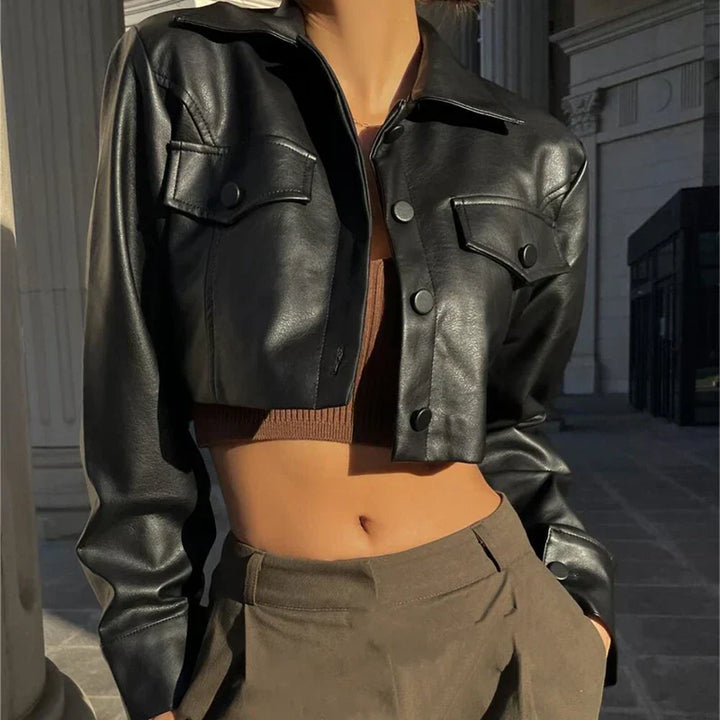 Casaco jaqueta feminina preta, versátil e elegante. Moda moderna para outono/inverno, combinando estilo e conforto.