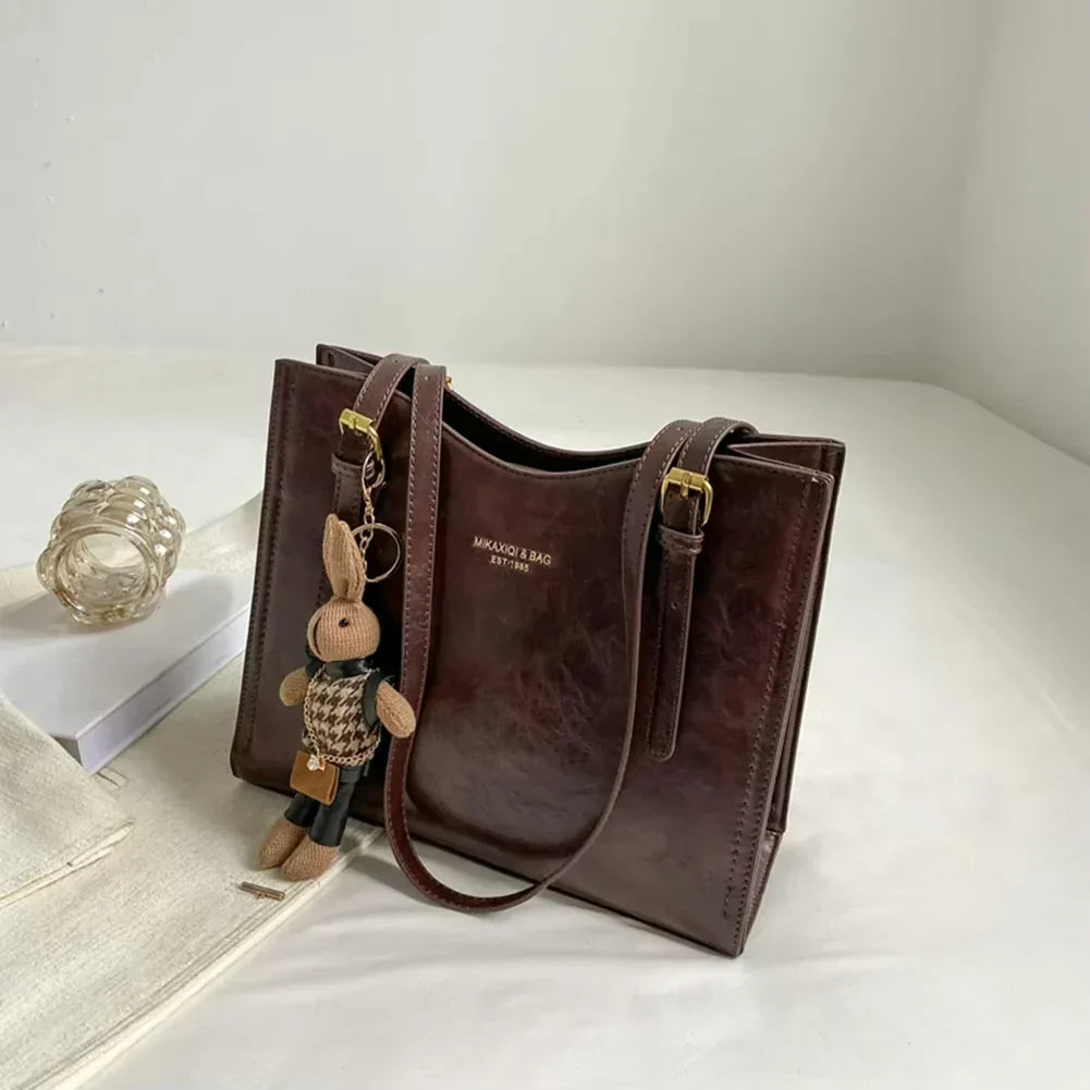 Detalhe da textura do couro vegano da Bolsa Feminina de Ombro Vintage Lena, qualidade durável.