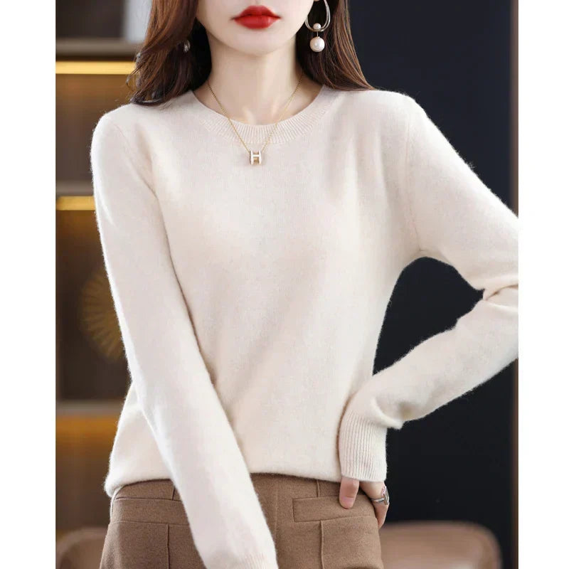 Clássico suéter feminino com decote redondo, essencial para moda casual e elegante da estação.