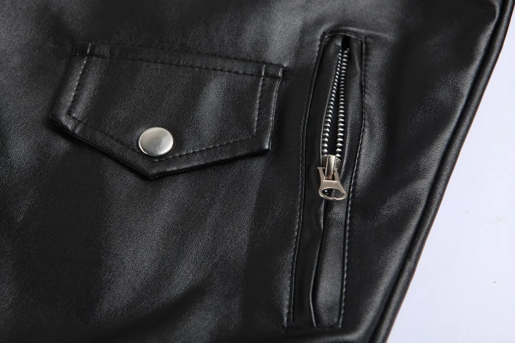 Homem usando jaqueta bomber masculina, exibindo um visual casual chique e a versatilidade da peça na moda.