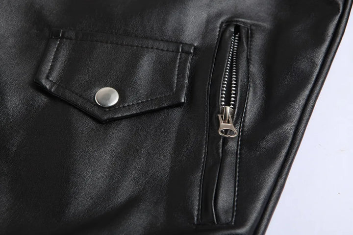 Homem usando jaqueta bomber masculina, exibindo um visual casual chique e a versatilidade da peça na moda.