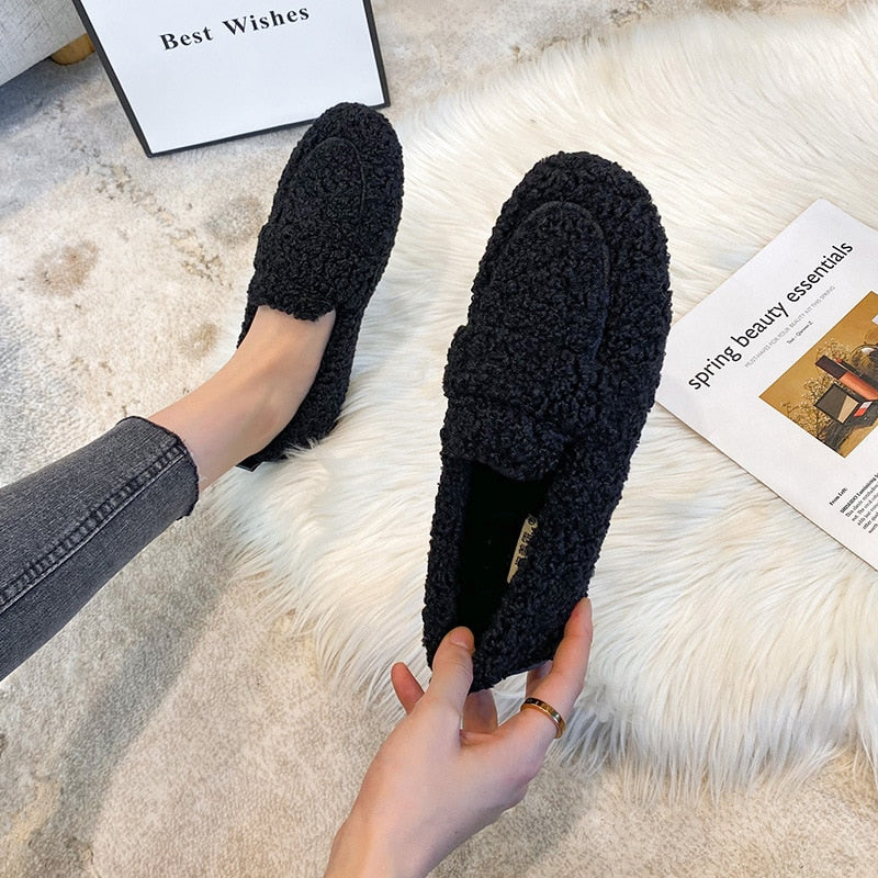 Pantufas femininas aconchegantes, perfeitas para o conforto e estilo casual em casa durante o inverno.
