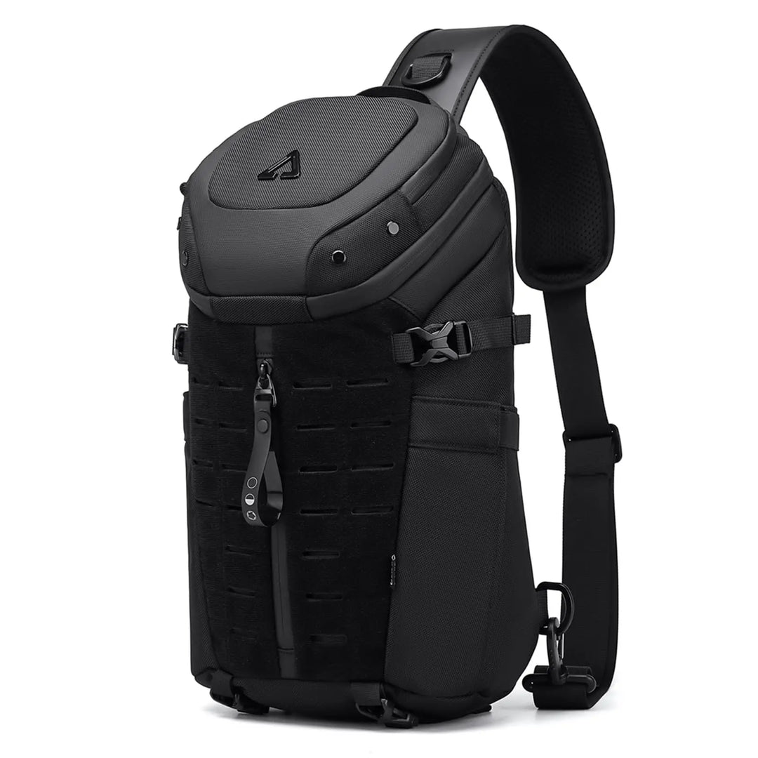 Mochila sling crossbody impermeável com porta USB integrada, ideal para carregar eletrônicos em movimento. Praticidade.