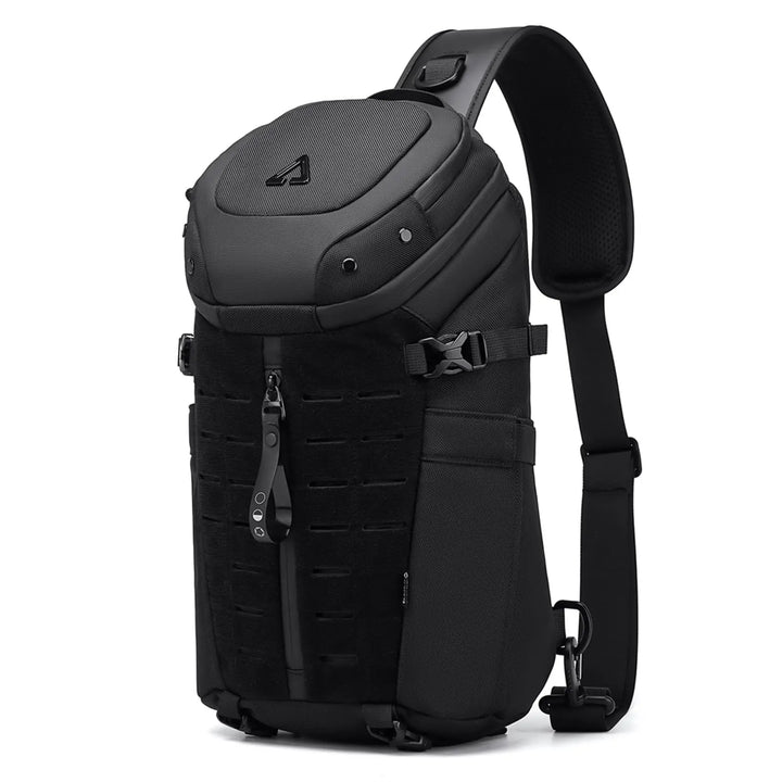 Mochila sling crossbody impermeável com porta USB integrada, ideal para carregar eletrônicos em movimento. Praticidade.