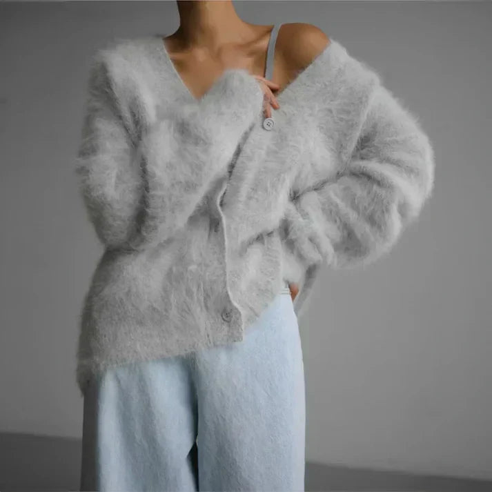 Desfrute do conforto e estilo com esta camisola feminina elegante. Perfeita para os dias frios de outono e inverno.
