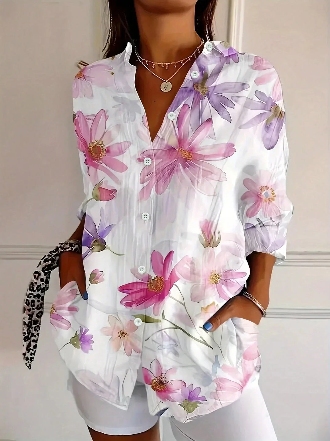Blusa Annika feminina estampada com design colorido e vibrante, ideal para um visual moderno e único.