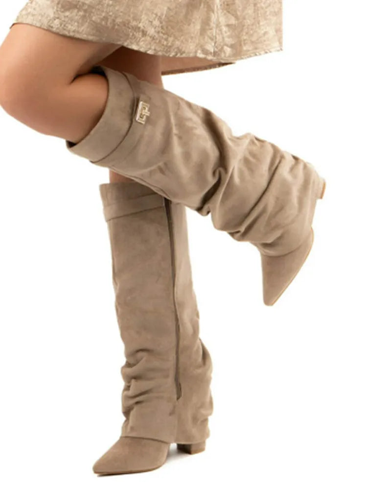 Bota slouch cinza feminina, salto baixo e bico pontiagudo, ideal para o dia a dia.