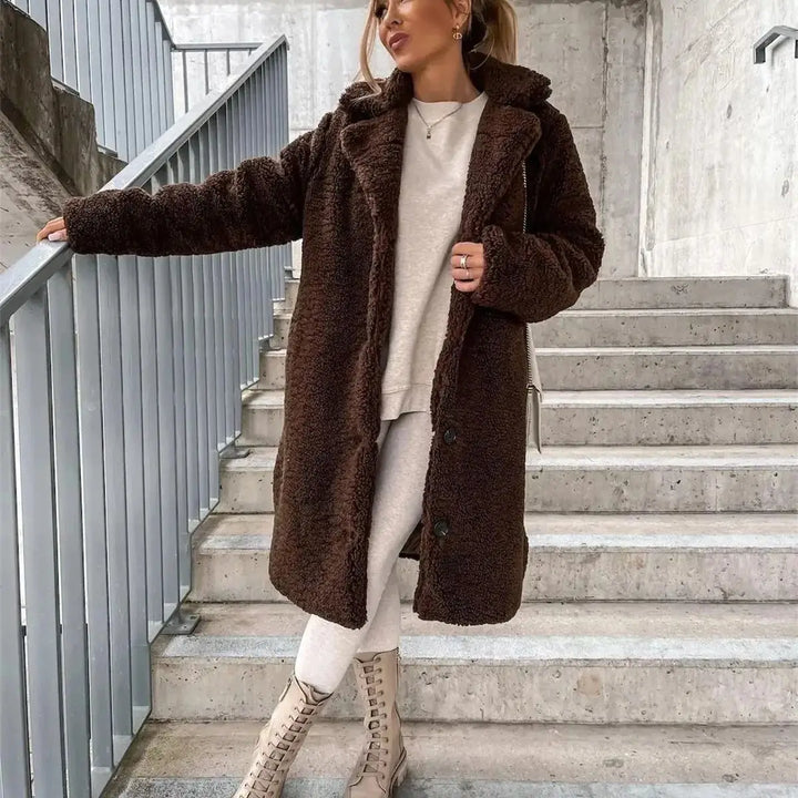 Casaco feminino teddy, elegante e quente, ideal para moda inverno com conforto.