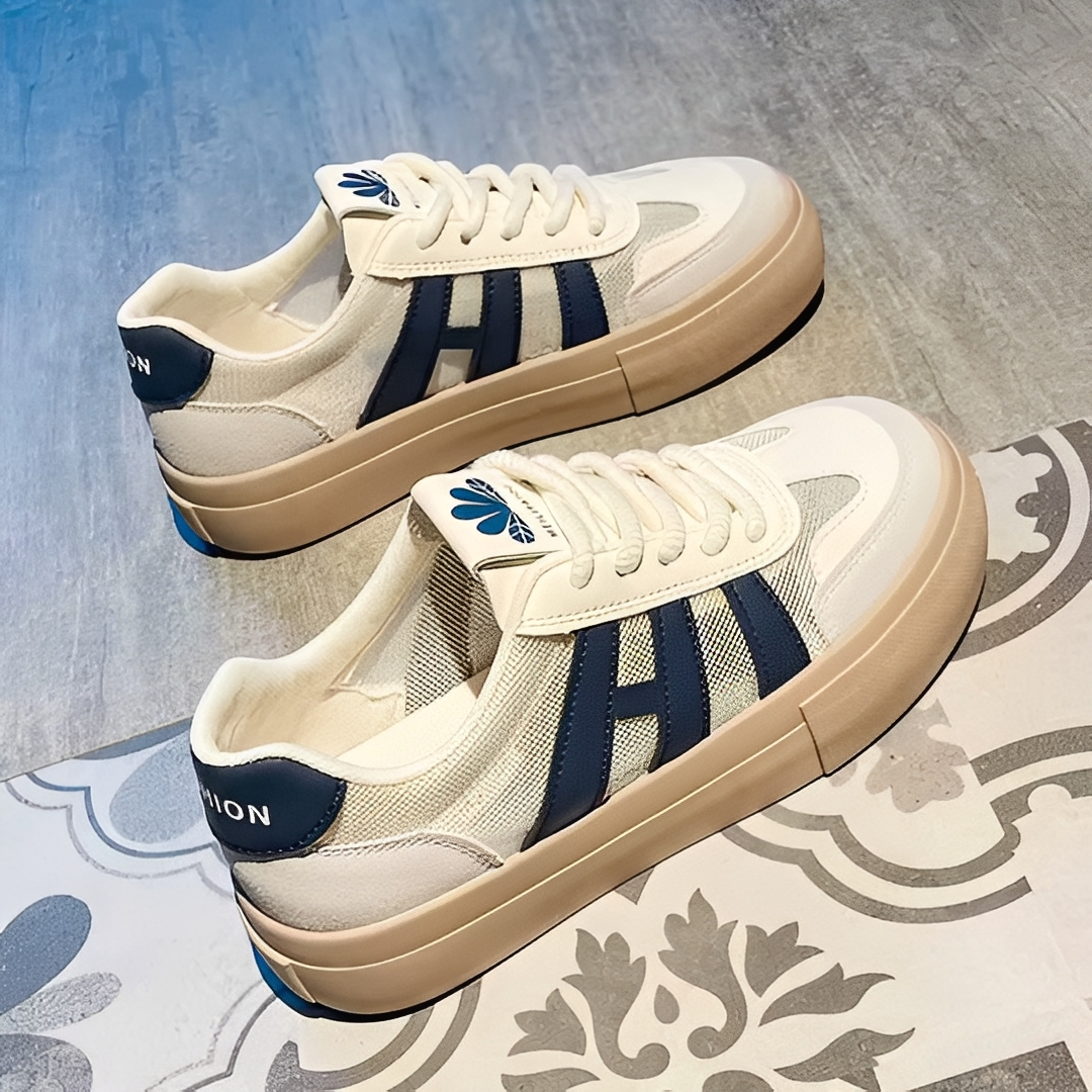 Sapatos femininos Denny azuis com cadarço. Calçado casual moderno e confortável, perfeito para o dia a dia de verão.