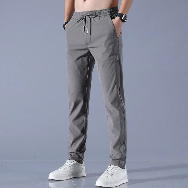 Homem usando calça masculina Adventure Pro para aventura, leve, elástica e de secagem rápida.