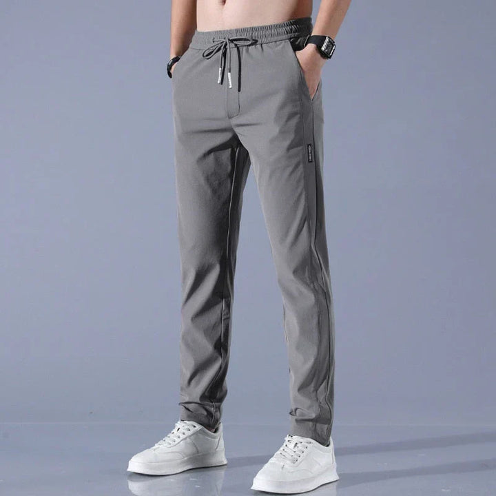 Homem usando calça masculina Adventure Pro para aventura, leve, elástica e de secagem rápida.