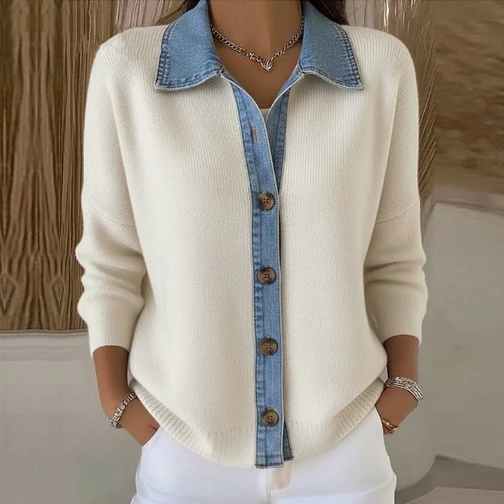 Detalhe da gola moderna da camisola feminina Léonie, design elegante e versátil para moda outono e inverno.