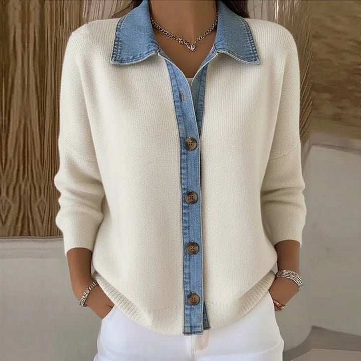 Detalhe da gola moderna da camisola feminina Léonie, design elegante e versátil para moda outono e inverno.