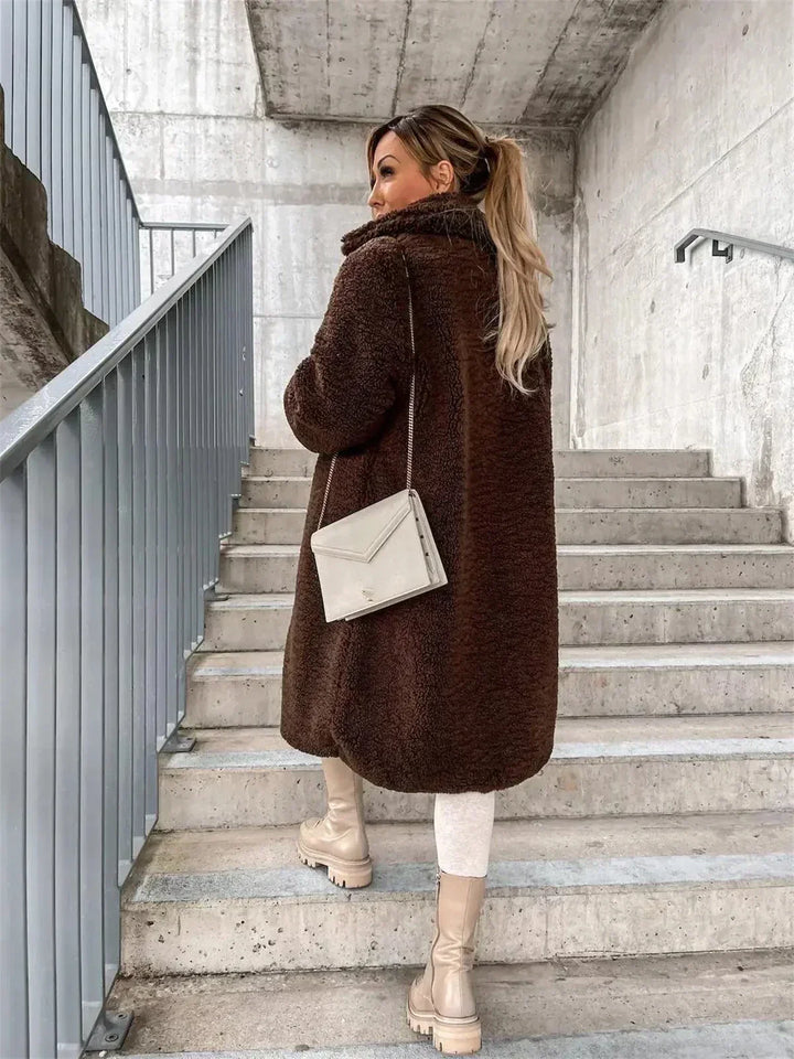 Casaco teddy feminino neutro, quente e elegante para outono inverno.