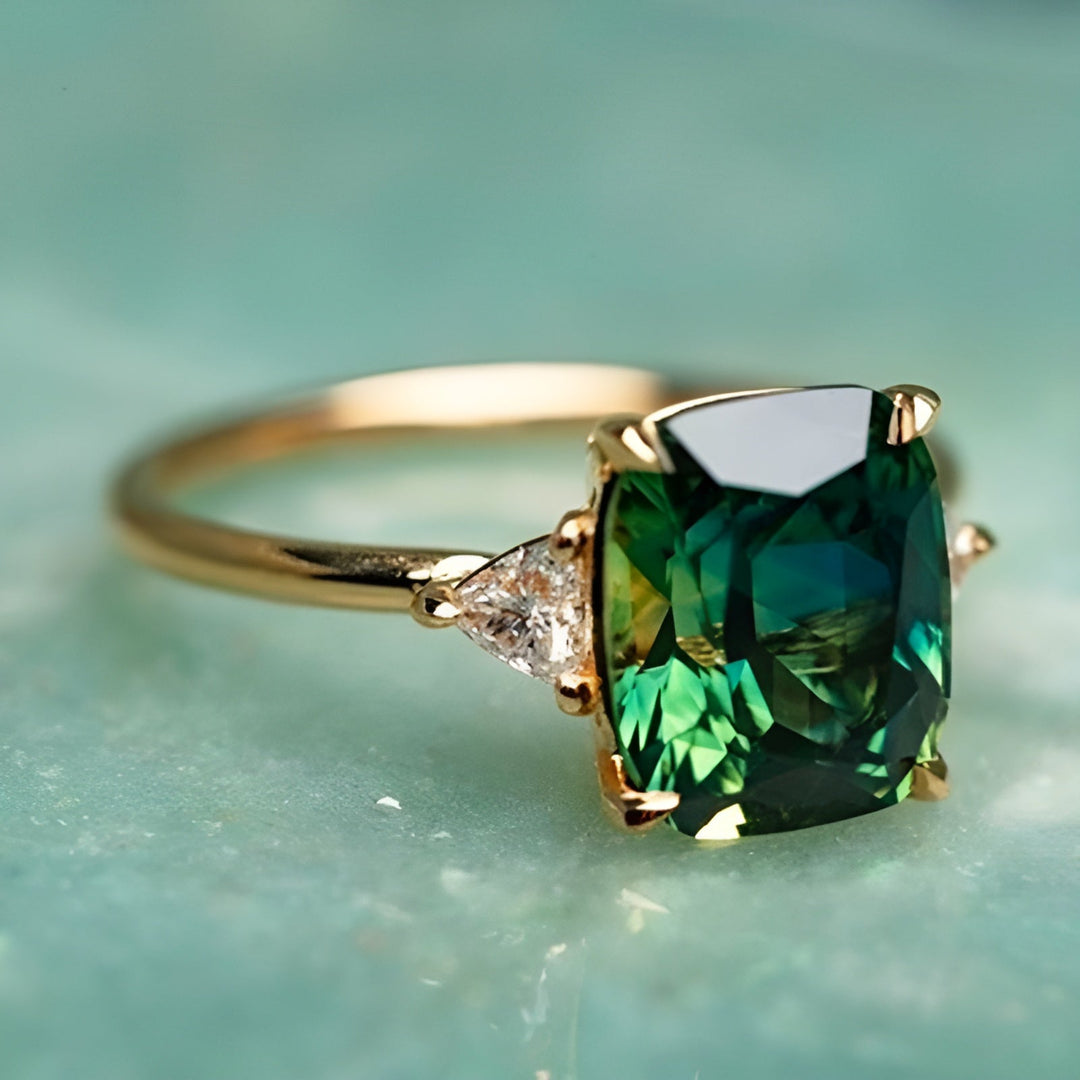 Anel feminino dourado elegante com pedra verde esmeralda. Joia de moda feminina, acessório perfeito para presente.