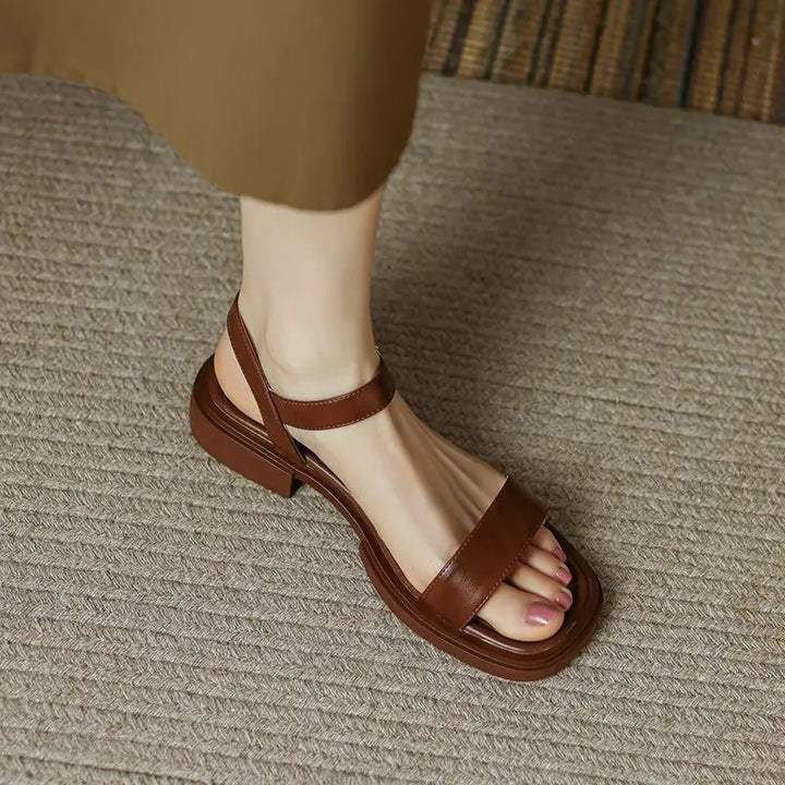 Elegantes sandálias femininas para o verão, oferecendo conforto e estilo para qualquer ocasião diária.