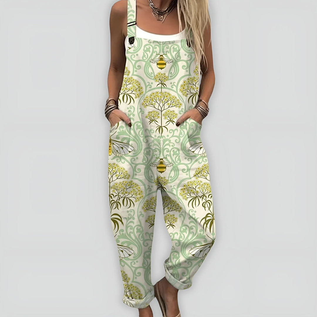 Mulher usando macacão estampado solto. Roupa feminina confortável e estilosa para a moda casual.