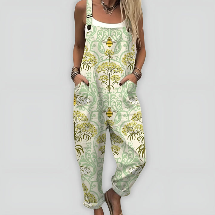 Mulher usando macacão estampado solto. Roupa feminina confortável e estilosa para a moda casual.