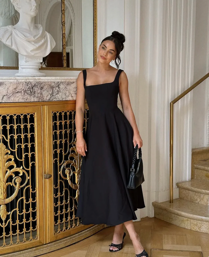 Vestido midi feminino com decote quadrado. Roupa feminina versátil e confortável para o dia a dia.