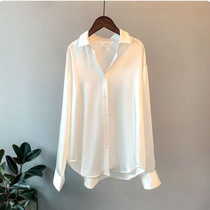 Camisa feminina versátil e elegante. Toque delicado para um visual moderno, disponível nos tamanhos P, M e G.