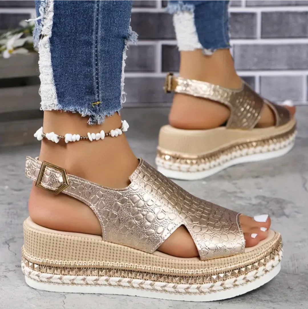Calçado feminino ortopédico com suporte e estilo. Sandálias de plataforma respiráveis para o verão.