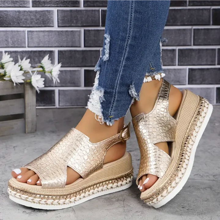 Sandálias femininas de conforto ajustável com design elegante em tom dourado. Perfeitas para o verão.