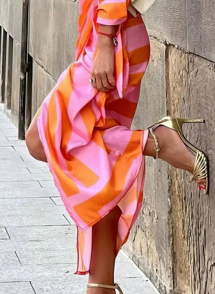 Vestido feminino estampado vibrante, modelo envelope, perfeito para o verão e ocasiões casuais.