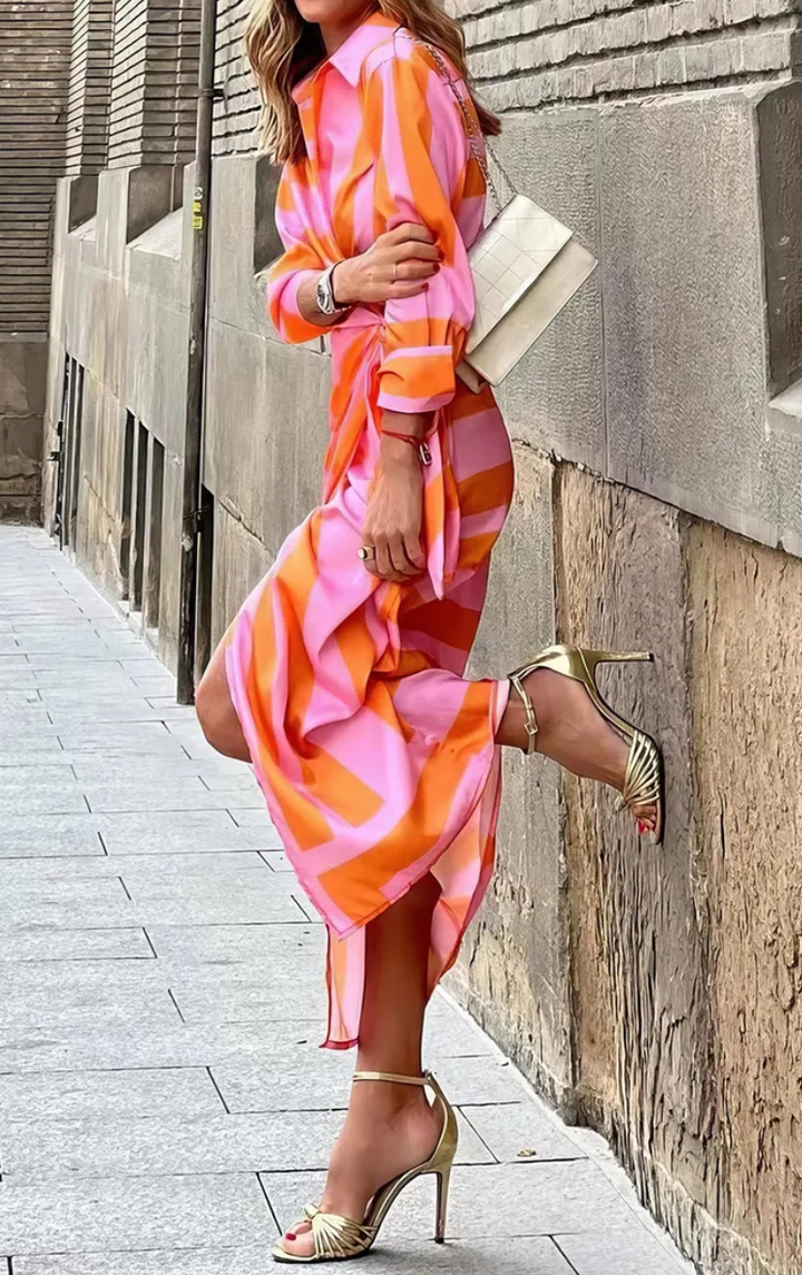 Vestido feminino envelope, estampado em cores vivas, para um visual moderno e elegante na primavera.