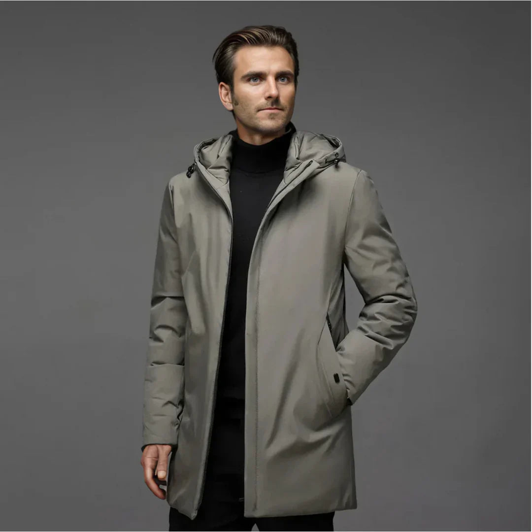 Vista lateral do casaco de inverno masculino, mostrando o corte moderno e elegante. Agasalho versátil para o frio.