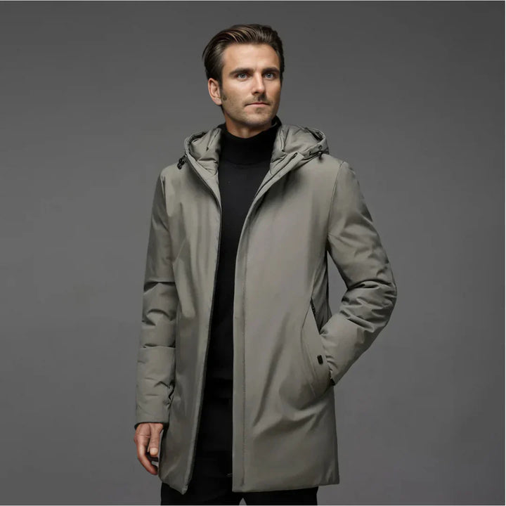Vista lateral do casaco de inverno masculino, mostrando o corte moderno e elegante. Agasalho versátil para o frio.
