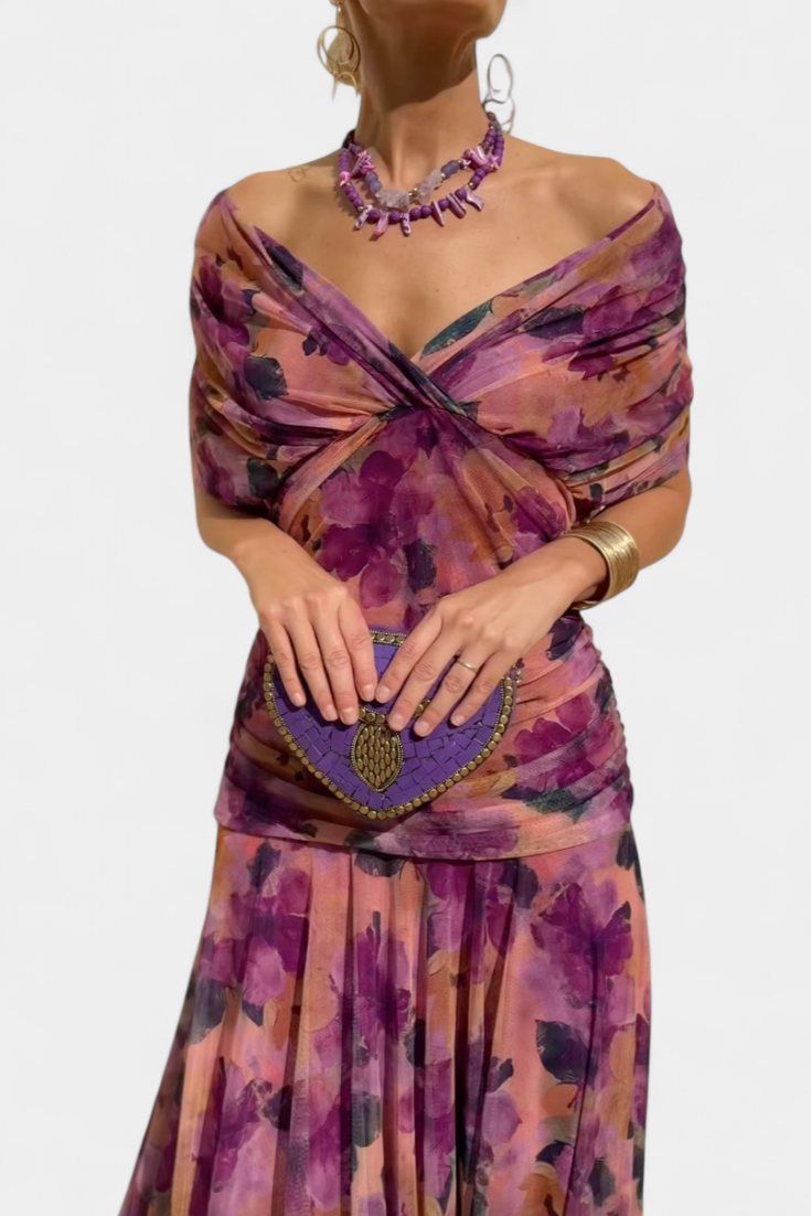 Vestido feminino longo com decote V e cintura marcada. Design elegante e fluido para ocasiões especiais.