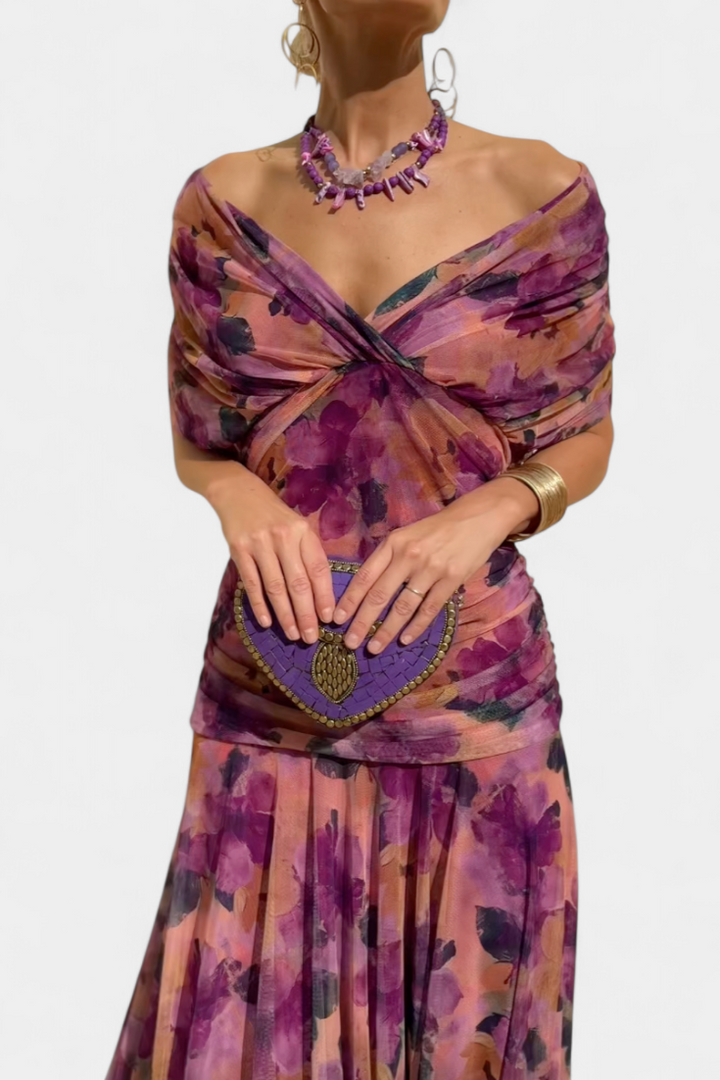 Vestido feminino longo com decote V e cintura marcada. Design elegante e fluido para ocasiões especiais.