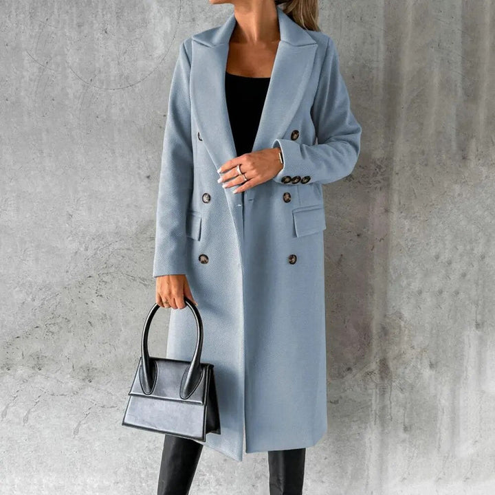 Casaco longo feminino versátil, estilo elegante com detalhes de botões duplos.