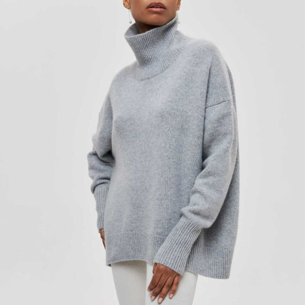 Suéter feminino gola alta com design moderno. Perfeito para manter o conforto e estilo no inverno.